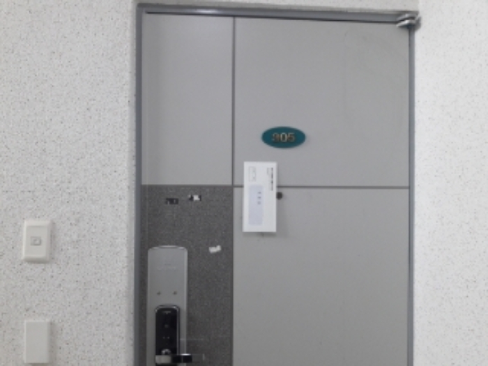 태양연립 3층 305호 출입문(안내문 부착)