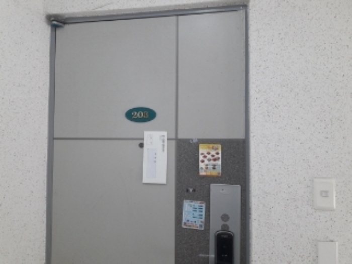 태양연립 2층 203호 출입문(안내문 부착)