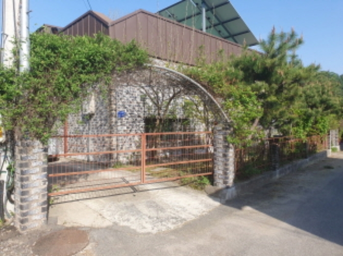 주택 차고에서 바라본 전경