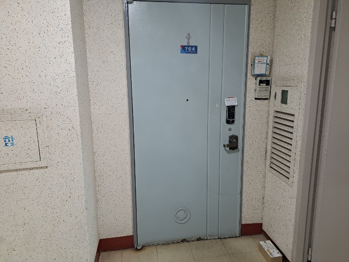 102동 7층 704호 출입문