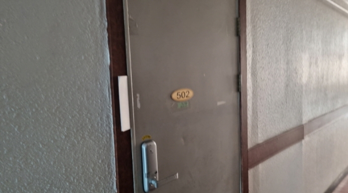 목록 1. 건물 중 4층 502호 현관