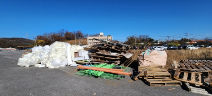 목록1 소재 제시외5 자재적재 전경