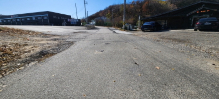 목록2 공장 건물 진입로 전경