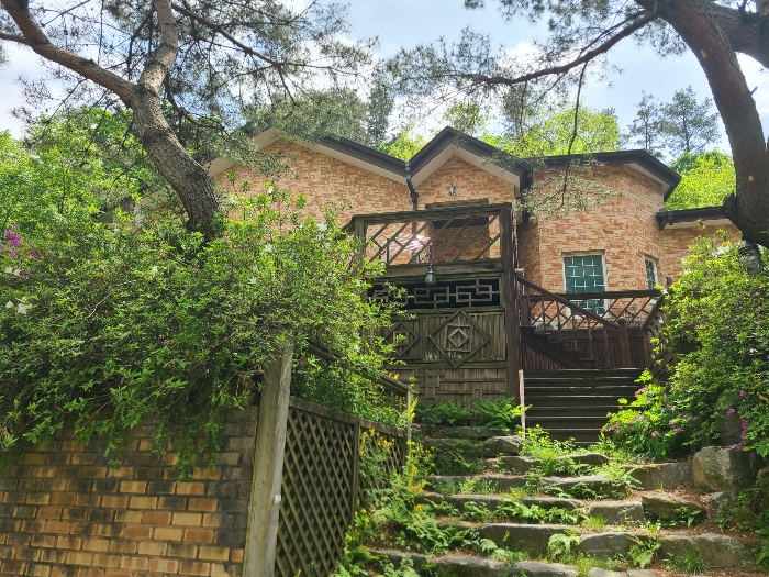 기호1 토지, 기호2 건물(1층 주택), 조경수 등 전경