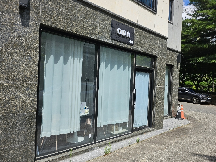 본 건물 1층 동측에서 촬영