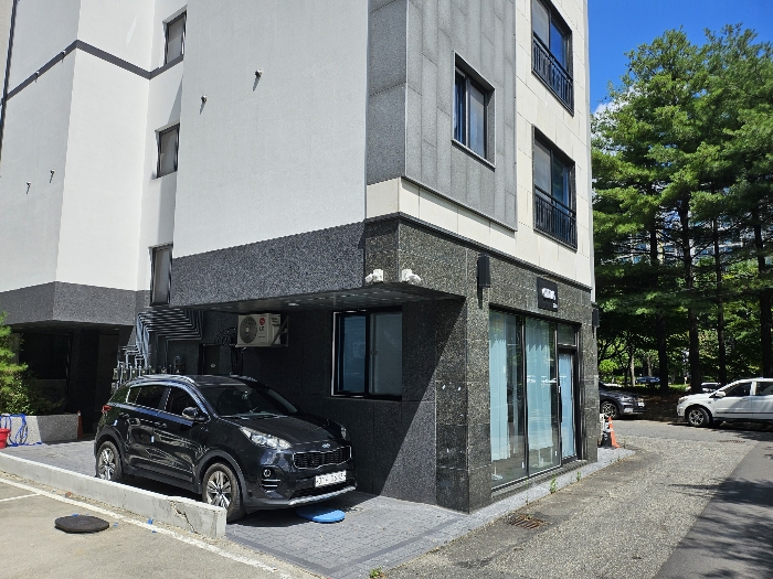 본 건물 남동측 앞에서 촬영