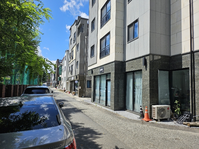 본건 동측 인접도로 주위환경