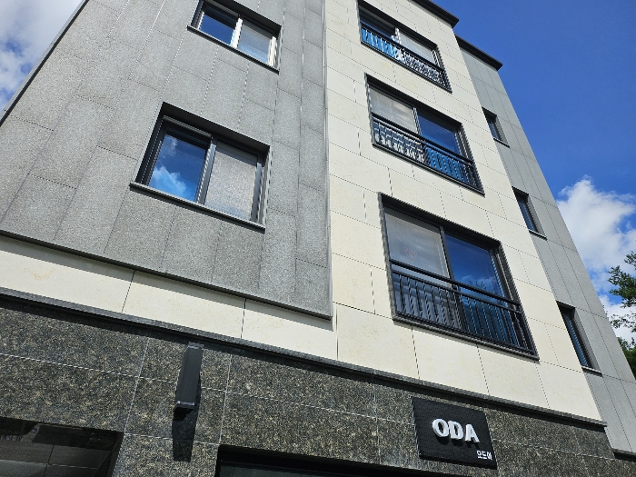 본건 동측 앞에서 촬영