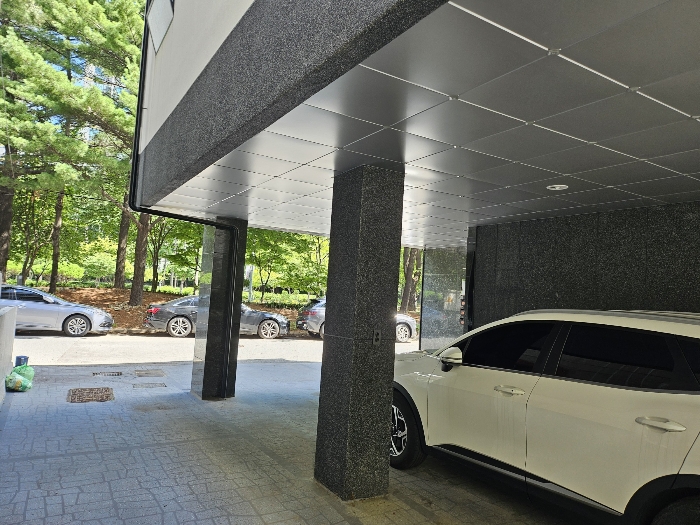 본건물 1층 피로티주차장 주위환경