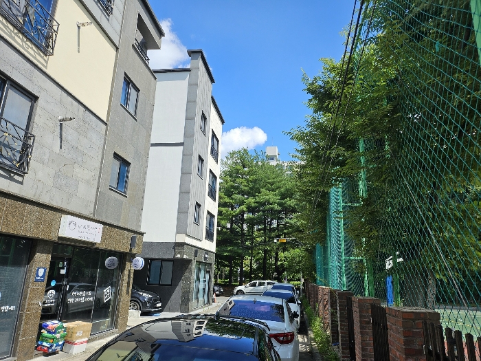 본건 동측 인접도로 주위환경