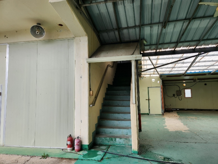 본건 건물 (3-1) 2층 출입계단