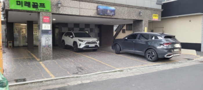 1층 주차장 전경