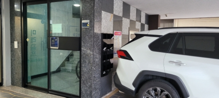 1층 건물 출입구 전경