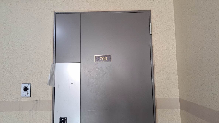 본건 703호 현관문