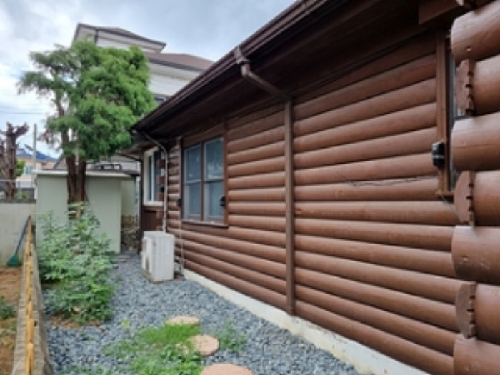 주택 뒤쪽 전경으로 끝쪽에 판넬창고로 보이는 제시외건물 모습