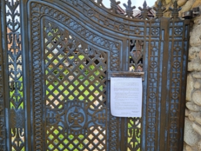 출입문에 안내문 게시