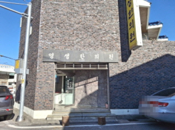 건물 출입구 모습