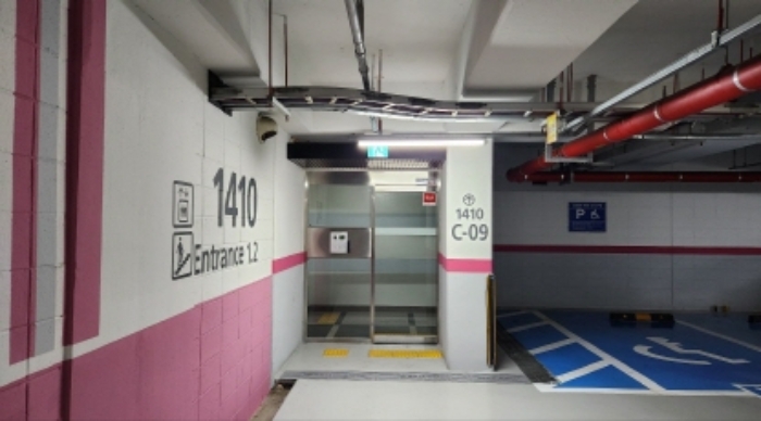 지하주차장 출입현관