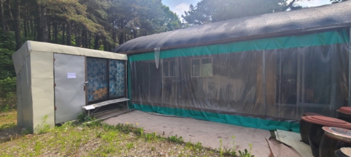 제시외 가시설물 출입구 전경(안내문 부착)