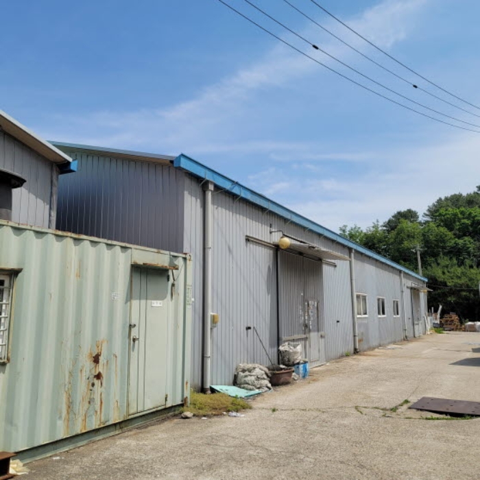 본건 건물 및 제시외 부속건물(컨테이너) 전경