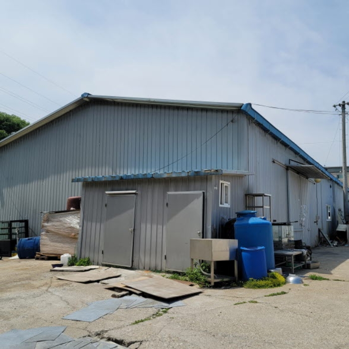 본건 건물 및 제시외 건물(컨테이너) 전경