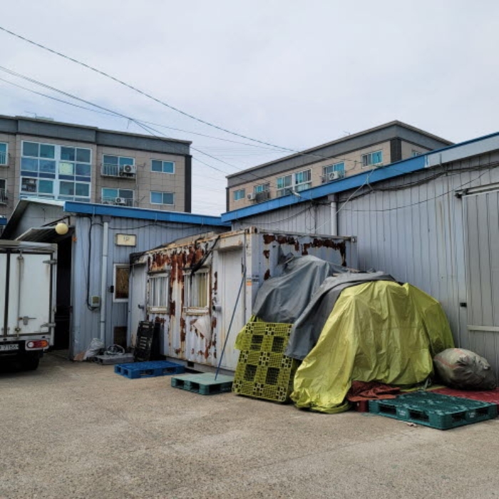 본건 건물 및 제시외 컨테이너 전경