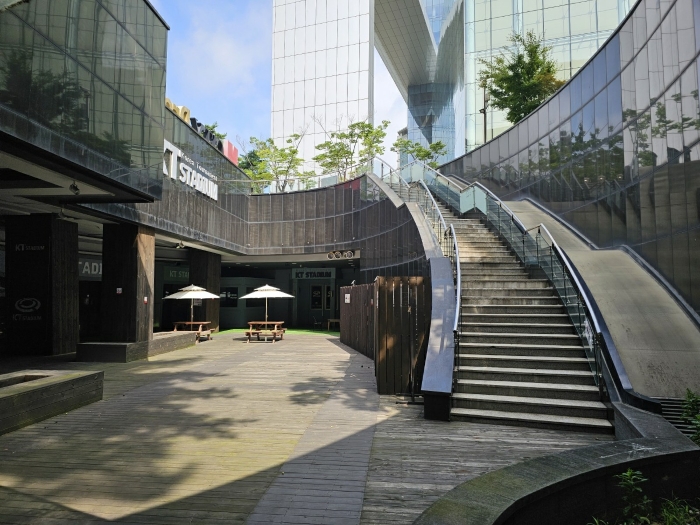 지하1층 외부진출입 계단