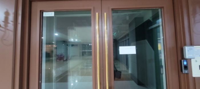 전유세대 출입문(1106호)(목록2)(현황조사 안내문 부착)
출입문에 `1105`로 표시되어있음