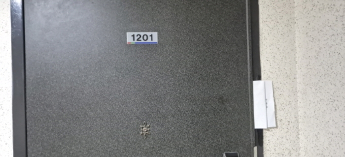 전유세대 출입문(현황조사 안내문 부착)