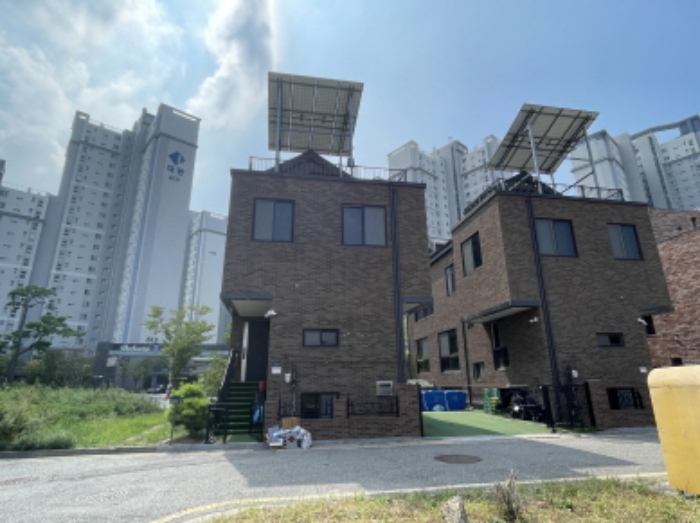 본건 건물과 제시외 건물의 전경