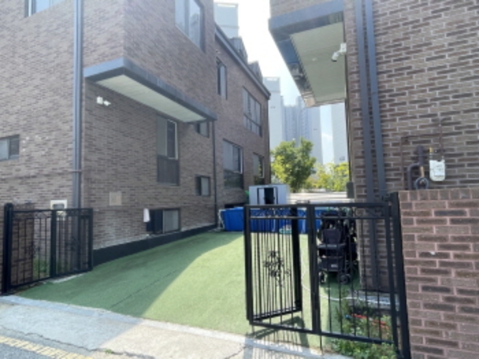 본건 건물과 제시외 건물 주차장