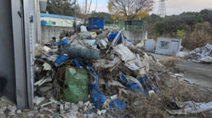 공장 마당에 적재되어 있는 폐기물의 상태