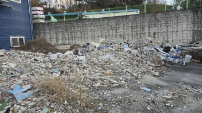 공장 마당에 적재되어 있는 폐기물의 상태