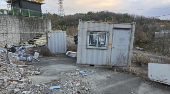 공장 입구에 설치되어 있는 콘테이너 2개동의 상태