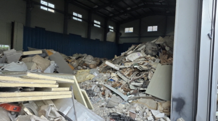 공장 내부에 적재되어 있는 폐기물의 상태