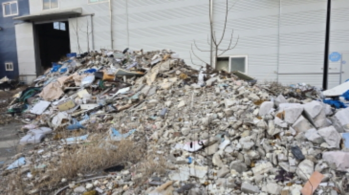 공장 마당에 적재되어 있는 폐기물의 상태