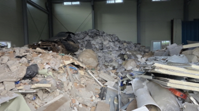 공장 내부에 적재되어 있는 폐기물의 상태