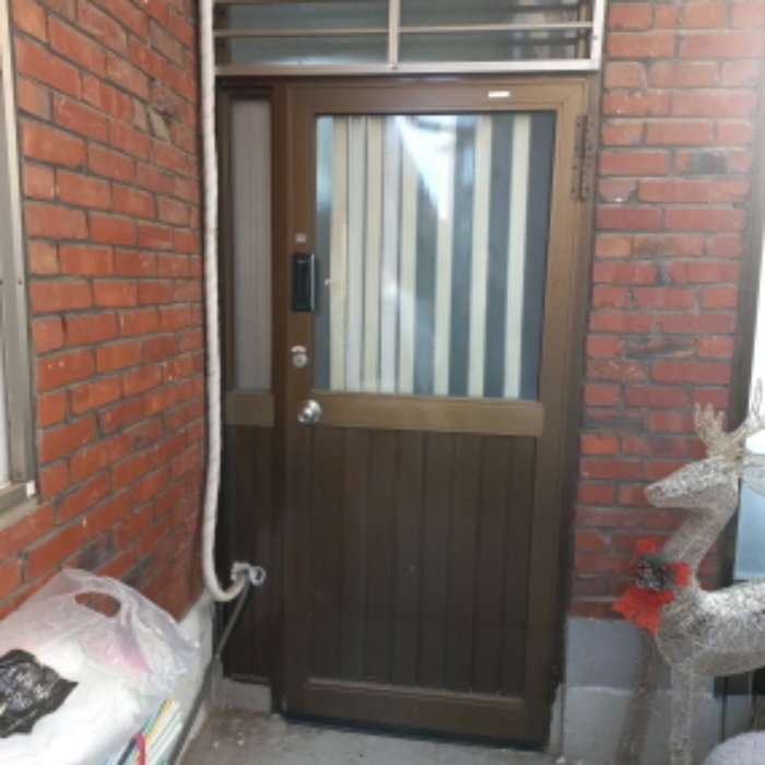 2층(201호) 출입문