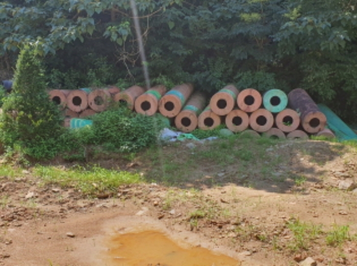 현장사진(목록 4,18,19번: 영동리 56-2, 산45-43, 산45-42 토지부근, 하수관 적재)