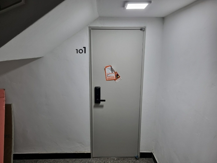 본건 1층 101호 현관