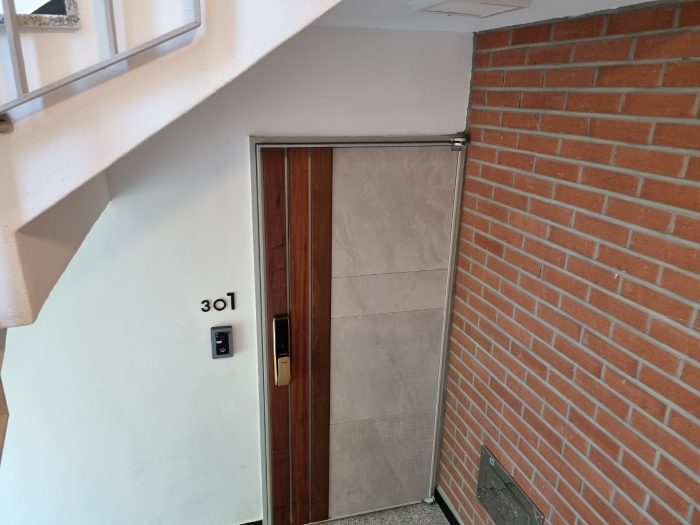 본건 3층 301호 현관
