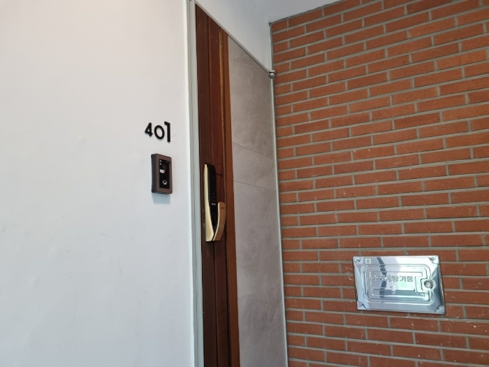 본건 4층 401호 현관
