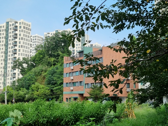 본건 남동측에서 촬영