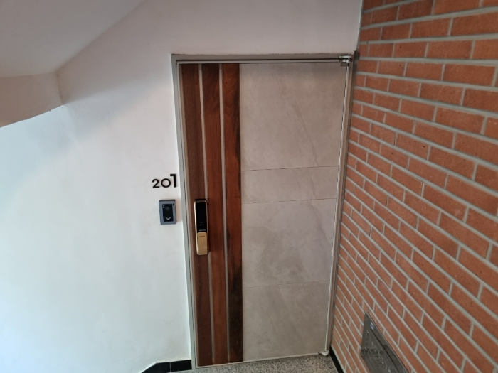 본건 2층 201호 현관