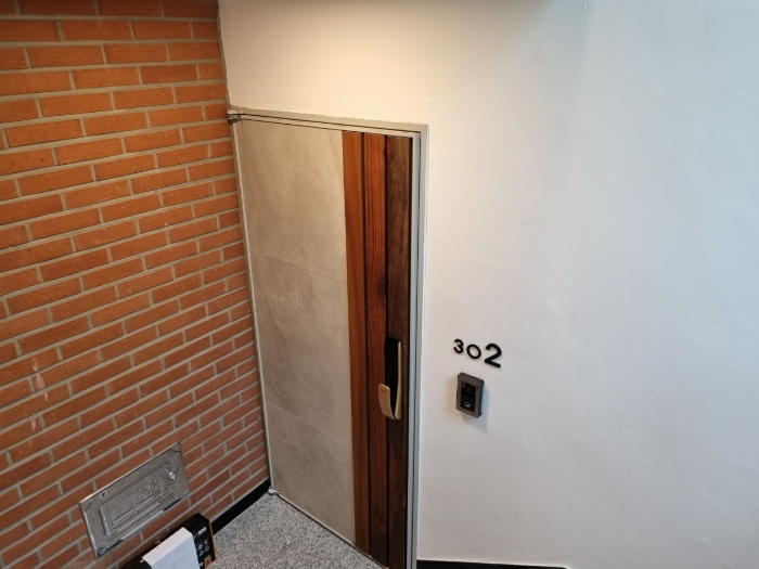 본건 3층 302호 현관