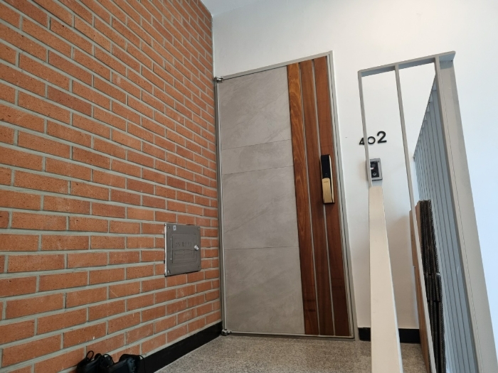 본건 4층 402호 현관