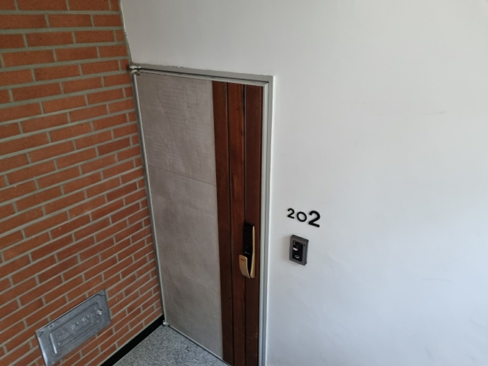 본건 2층 202호 현관