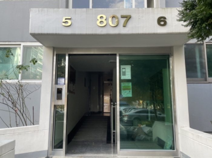 807동 공동출입구