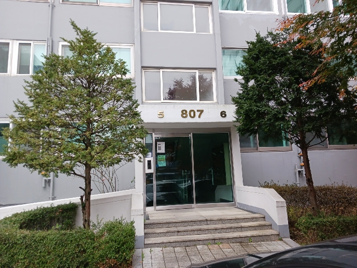 807동 5호.6호 1층 공동출입문 전경.