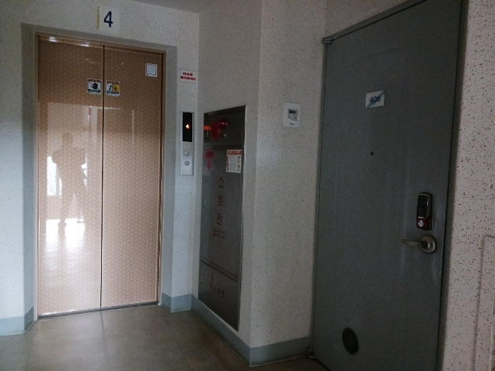 본건 4층 승강기 위치 현황.